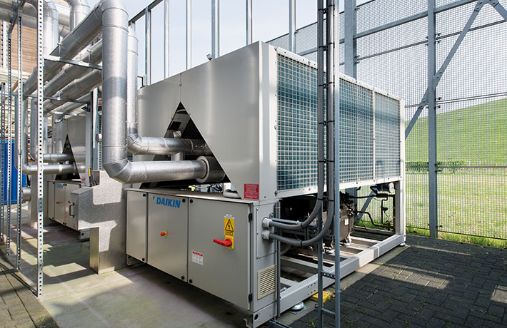 Chillerinstallatie met verzorgd leidingwerk en onderhoudstoegang