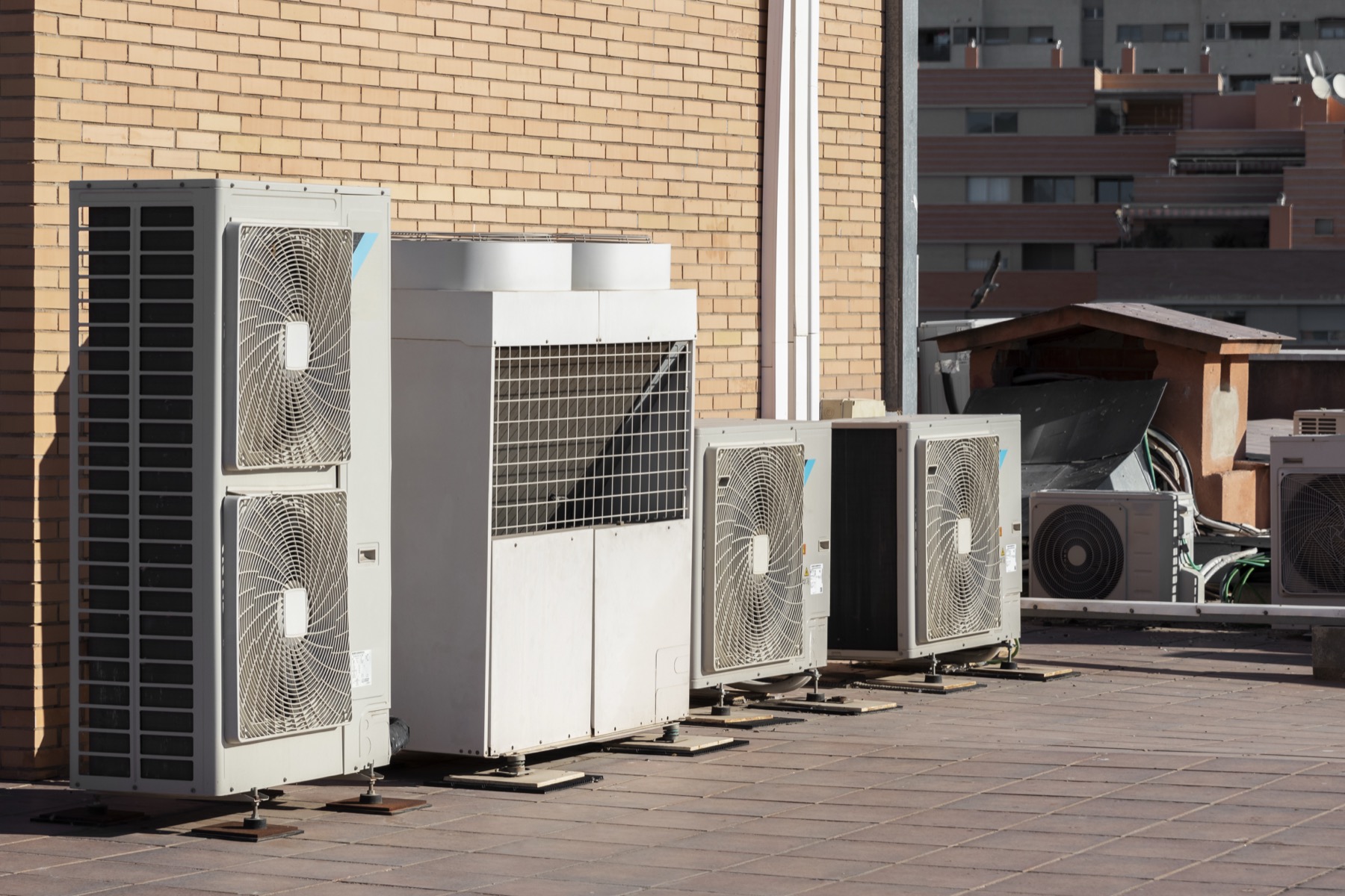 Buitenunits in een professionele klimaatinstallatie